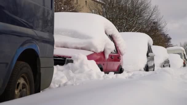 Carro sob espessa manta de neve após tempestade. Veículos enterrados debaixo de gelo. Ninguém.  - Filmagem, Vídeo