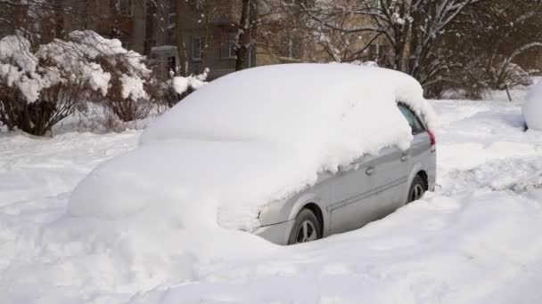 Auto onder dikke deken van sneeuw na storm. Voertuigen begraven onder ijs. Niemand.  - Video