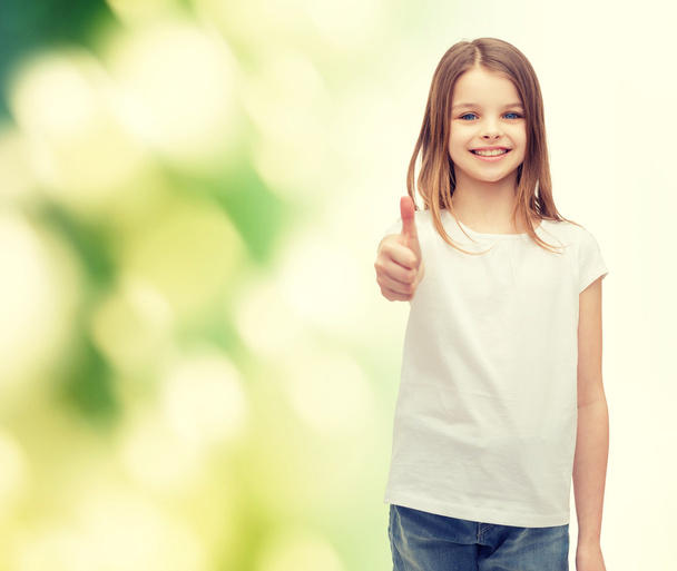 girl in blank white t-shirt showing thumbs up - Foto, Bild