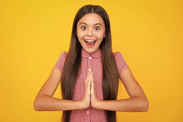 Portrait of successful teen girl winner. Beautiful caucasian teenager shouting, celebrating success with joy. Amazed teen girl. Excited expression, cheerful and glad - Foto, imagen