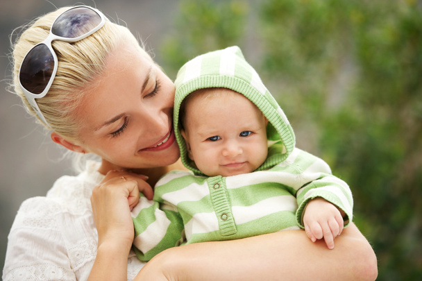 Madre con su adorable bebé al aire libre
 - Foto, Imagen