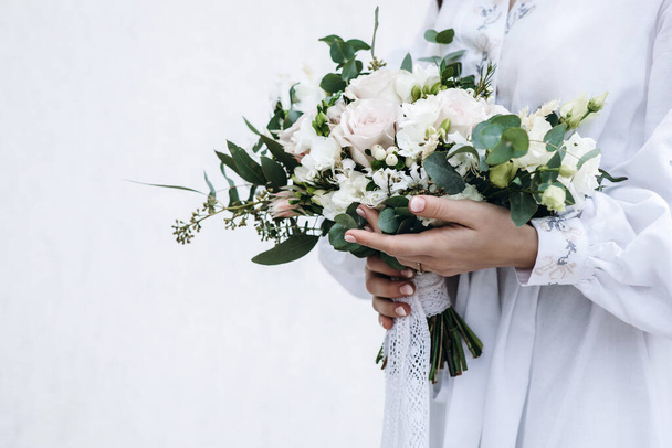 fleurs de mariage dans les mains de la fille. Photo de haute qualité - Photo, image