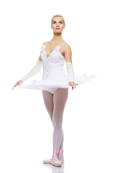 mooie balletdanser geïsoleerd op witte achtergrond - Foto, afbeelding