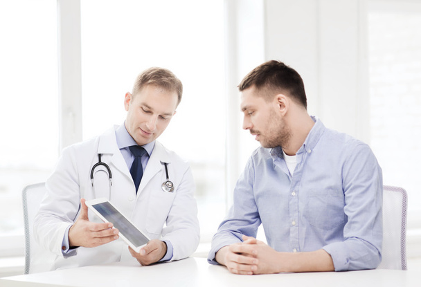 Orvos-val tabletta pc és a beteg a kórházban - Fotó, kép