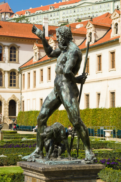 Personajes míticos (escultura) en el jardín del Palacio Wallenstein
 - Foto, imagen