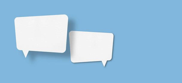 wit papier met spraakbellen geïsoleerd op blauwe achtergrond communicatie bellen ontwerp. - Foto, afbeelding