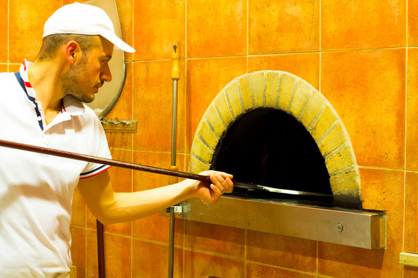чоловік, який пече піцу
 - Фото, зображення
