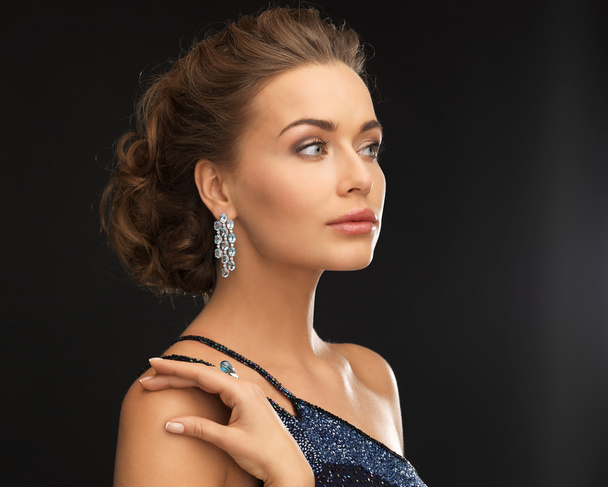 γυναίκα με σκουλαρίκια με διαμάντια - Φωτογραφία, εικόνα