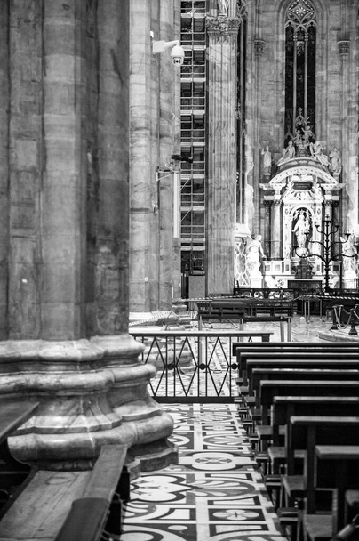 Milano Katedrali ya da Duomo di Milano 'nun içi, Milano' nun büyük Katolik kilisesi ve turizm tesisi..  - Fotoğraf, Görsel