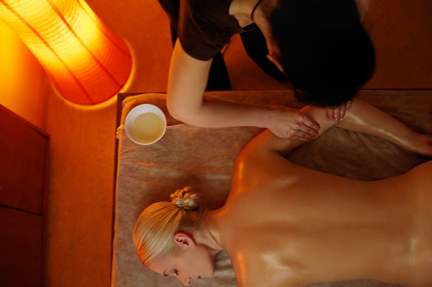 mooie vrouw met een massage - Foto, afbeelding