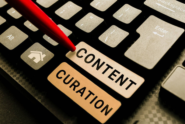 Schreiben von Textanzeigen Content Curation, Business Overview Prozess der Sammlung von Informationen zu einem bestimmten Thema - Foto, Bild