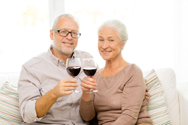 ευτυχισμένο ζευγάρι ηλικιωμένων με ποτήρια κόκκινο κρασί - Φωτογραφία, εικόνα