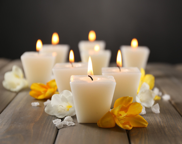 Beautiful candles with flowers on wooden background - Foto, Imagen