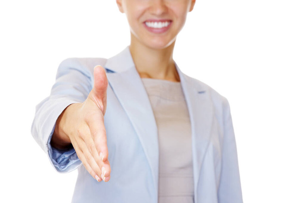 Bizneswoman oferuje ci uścisk dłoni na białym. Przycięty obraz kobiety biznesu oferującej uścisk dłoni na białym tle - Zdjęcie, obraz