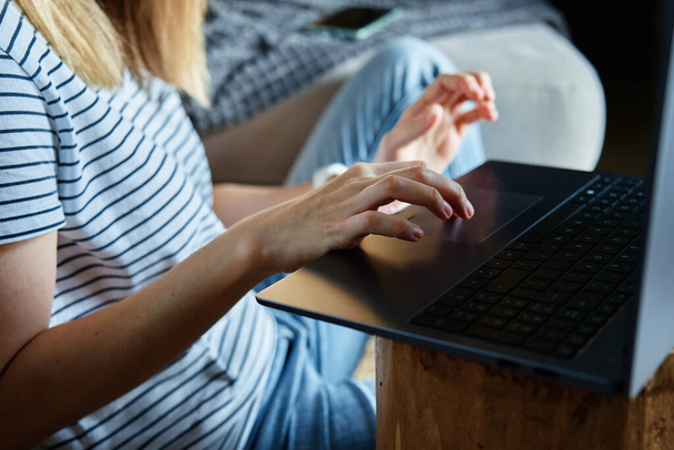 Travail à partir du concept de la maison. Femme jands tapant sur le clavier de l'ordinateur portable. Travail à distance depuis le domicile - Photo, image
