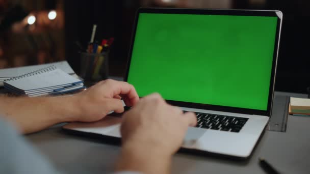 自宅のオフィスでクロマキーコンピュータを迎える手を閉じます。屋内でモックアップ・デジタル・デバイスを呼び出す無名のビジネスマン。リモートフリーランスの仕事男手を振って緑の画面に夜の部屋 - 映像、動画