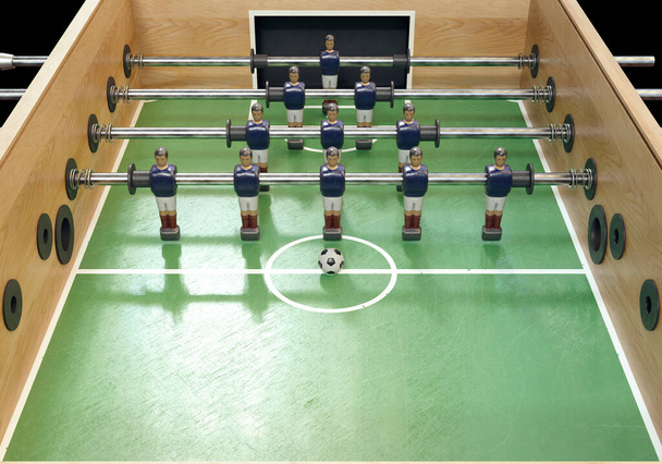Un lado de una mesa de futbolín o futbolín vintage con figuras de metal desgastado estilo en kit que se asemeja a la selección nacional de Francia - 3D render - Foto, imagen