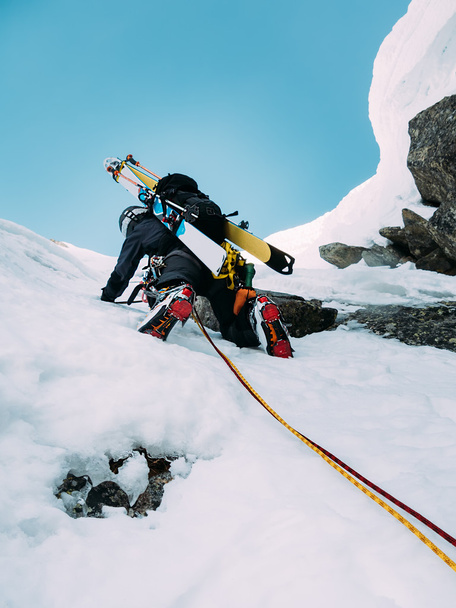 アイス クライミング: 岩と雪のドゥリの混合ルート登山 - 写真・画像