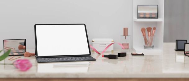Beauty-Blogger oder Influencer-Arbeitstisch mit Tablet-Mockup, drahtloser Tastatur, Make-up-Produkten und Dekor auf weißem Marmor-Tisch. Nahaufnahme. 3D-Renderer, 3D-Illustration - Foto, Bild