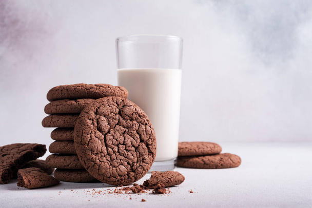 Homemade tasty american chocolate cookies with glass of milk on grey concrete background - Foto, Imagem