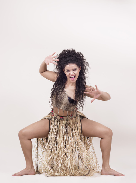 Beautiful primitive samba dancer wearing traditional costume and - Foto, imagen