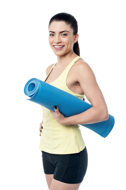 Woman holding exercise mat - Foto, Imagem