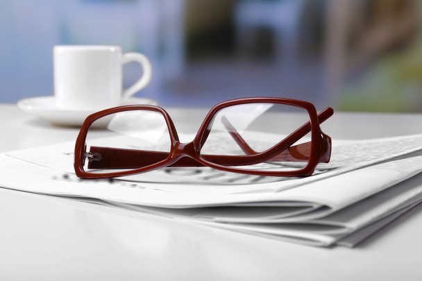 Glasses and newspapers, close-up - Foto, imagen