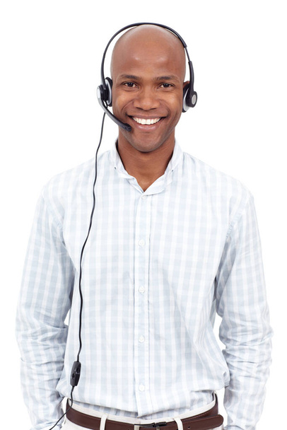 Ügyfélszolgálat mosollyal. Stúdió portré egy mosolygó afro-amerikai férfiról, aki telefonfülkét visel. - Fotó, kép
