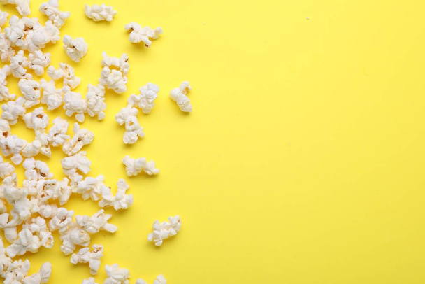 Tasty pop corn on yellow background, flat lay. Space for text - Foto, Bild