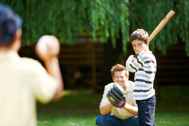 バッターアップ。裏庭で一緒に野球をしている父親と彼の2人の息子- Copyspace - 写真・画像