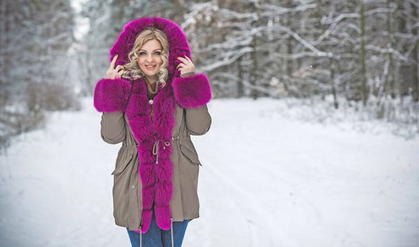 Όμορφη γυναίκα σε μια βόλτα στο χειμερινό πάρκο. Κάνει κρύο. Μια ωραία μεσήλικη συν μέγεθος γυναίκα στέκεται στο δρόμο. Τρόπος ζωής μόδας - Φωτογραφία, εικόνα