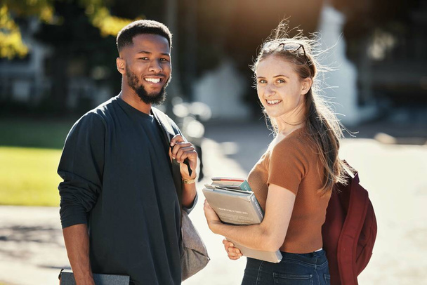 学生、夫婦、または大学の友人は、奨学金を得てキャンパスで教育と学習のための本と一緒に歩いています。大学や学校で一緒に異人種間の男と女の肖像画. - 写真・画像