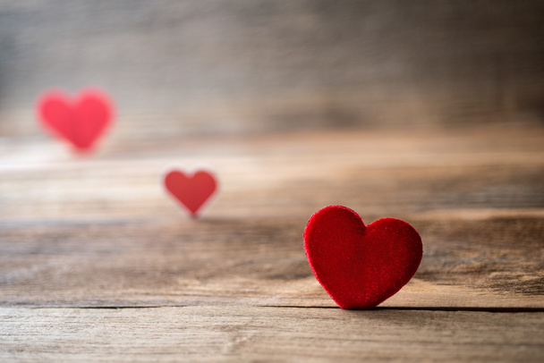 Hearts-Valentine czerwony na starym stylu rustykalnym drewniane tła - Zdjęcie, obraz
