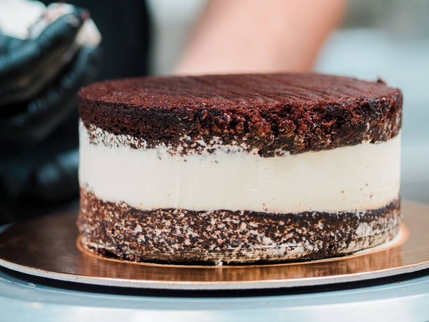 Šéfkuchař dort návrhář příprava vrstvené krémové dort základny pro matné dekorace a topping - Fotografie, Obrázek
