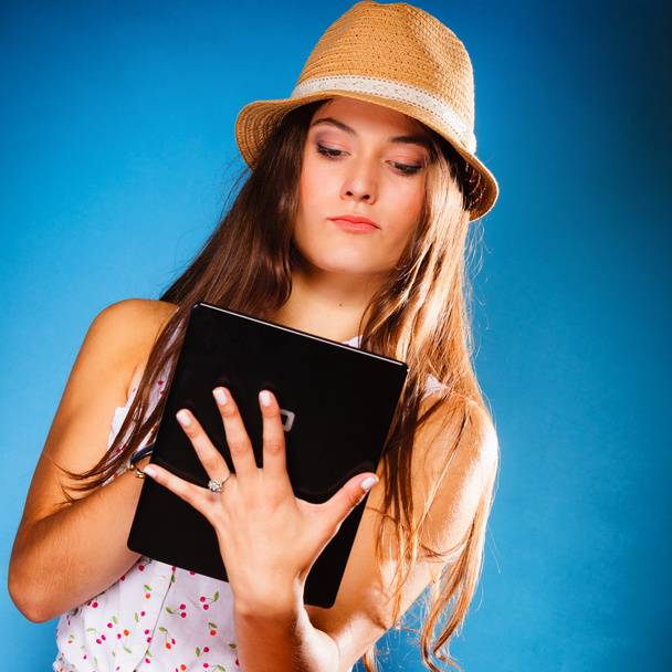 Girl using tablet computer - Φωτογραφία, εικόνα