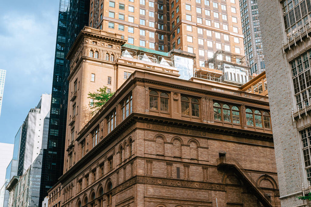Nova York, Estados Unidos - setembro de 2021: vista sobre o Carnegie Hall, uma sala de concertos no centro de Manhattan, em Nova York - Foto, Imagem