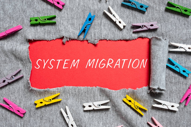 Textzeichen für Systemmigration, Internet-Konzept für den Übergang von der Nutzung einer Betriebsumgebung in eine andere - Foto, Bild
