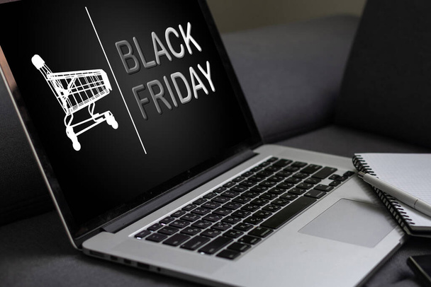 Black Friday Discount Concepto de promoción de mitad de precio. Foto de alta calidad - Foto, imagen
