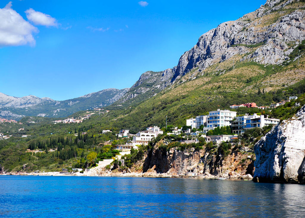 A gyönyörű SVETI STEFAN, avagy Montenegró adriai partjának legnagyobb attrakciója sajnos ma nem elérhető a turisták számára. - Fotó, kép