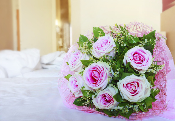 ροζ τριαντάφυλλα του ανθοδέσμη λουλουδιών βαλεντίνων σε λευκό κρεβάτι με αντίγραφο s - Φωτογραφία, εικόνα