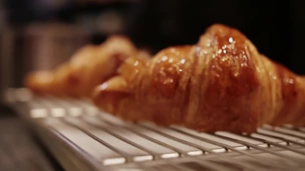 Servierte Croissants kommen auf den Tisch. Croissant Cooking Process. Hochwertiges FullHD-Filmmaterial - Filmmaterial, Video