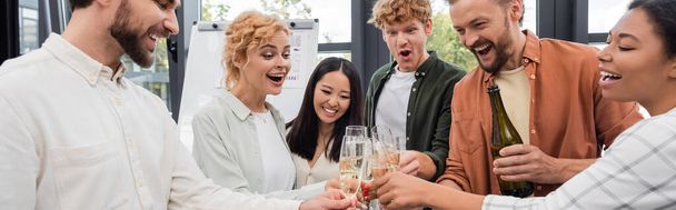 radostné mezirasové manažeři toasting se šampaňským na firemní párty v kanceláři, banner - Fotografie, Obrázek