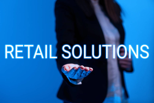 Psaní zobrazeného textu Retail Solutions, Business idea process of promoting greater sale and customer satisfaction - Fotografie, Obrázek