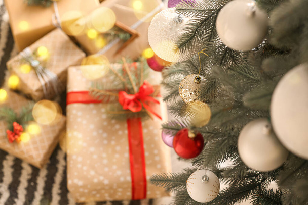 Schön geschmückter Weihnachtsbaum und viele Geschenkboxen darunter, Nahaufnahme - Foto, Bild