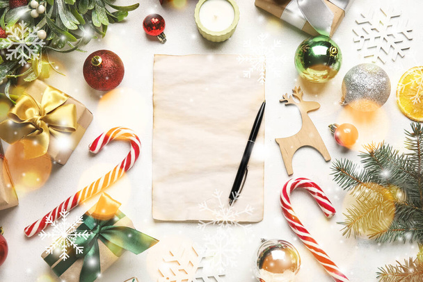 Carta en blanco a Santa Claus con decoración navideña y regalos sobre fondo claro - Foto, imagen