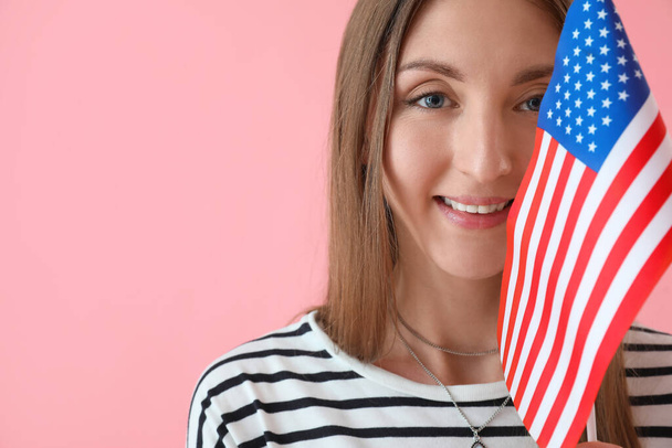Belle femme avec drapeau des États-Unis sur fond rose, gros plan - Photo, image