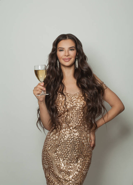 mujer joven con copa de vino  - Foto, imagen