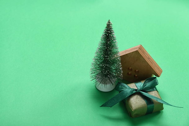 Arbre de Noël avec cadeau et chiffre de la maison sur fond vert - Photo, image