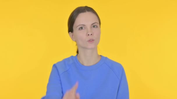黄色の背景にアイデアを拒否カジュアル女性を拒否  - 映像、動画