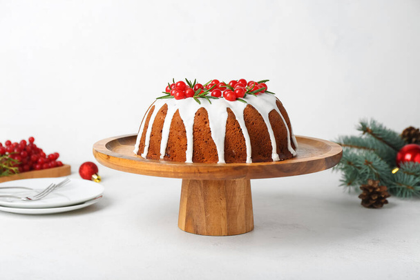 Support à dessert en bois avec gâteau de Noël traditionnel sur fond clair - Photo, image